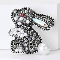 Брошка на сріблястій основі заєць із сірими кристалами, що переливаються, і білою намистиною розмір виробу 30х25 мм