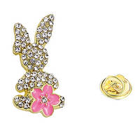 Брошка кліпса на золотистій основі зайчик із білими стразами покрита кольоровою емаллю розмір виробу 25х15 мм