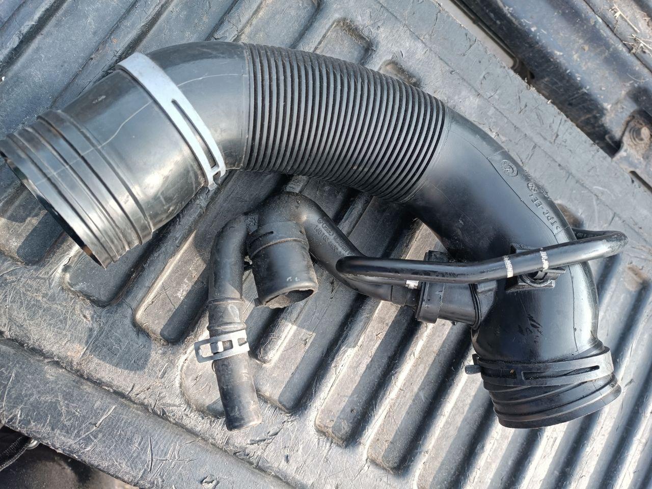 Повітряний патрубок Volkswagen jetta 6