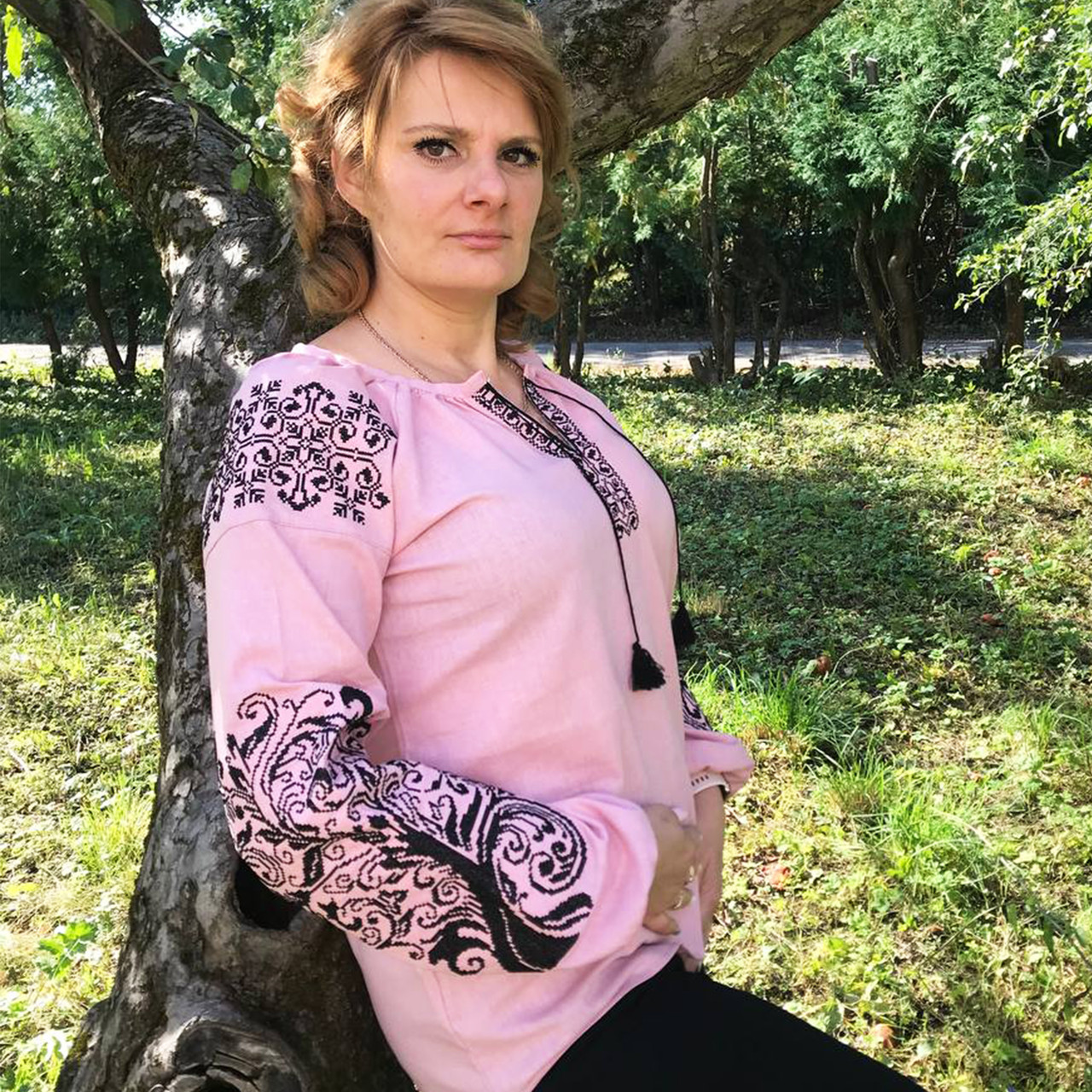 Вишита блуза Ольга кораловий льон із чорною вишивкою, фото 1