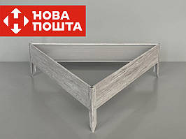 Клумба треугольная под дерево, Треугольный цветник под дерево.
