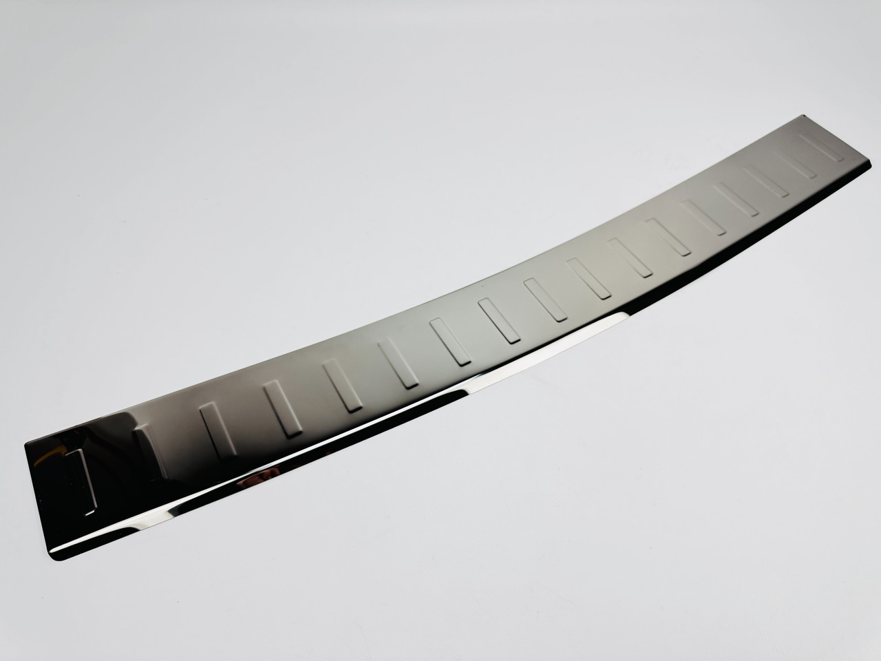 Накладка на задній бампер для Peugeot 5008 2009-2017 Чорний-хром (TAN24), фото 1