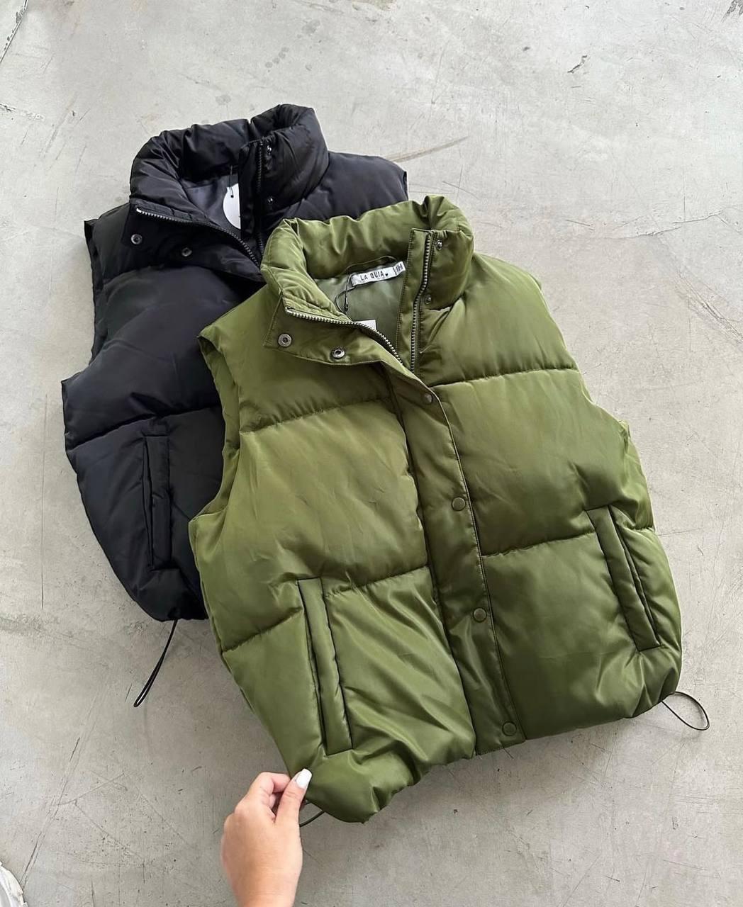 Базова жіноча тепла стильна жилетка весняна безрукавка плащівка еммі 200 жилет на блискавці з кнопками OS, фото 1