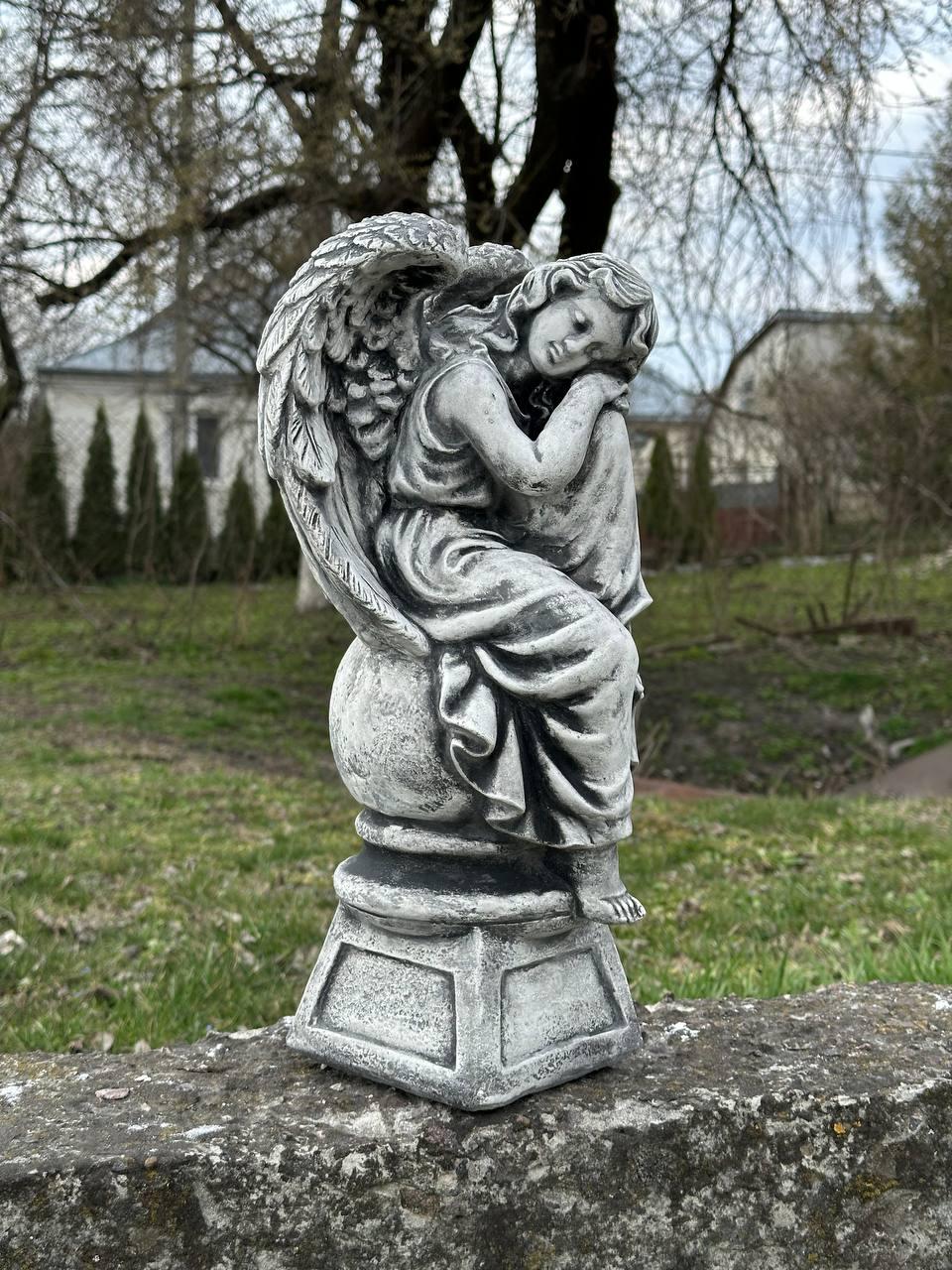 Скульптура сумуючого Ангела, фігура дівчинка Ангел з крилами, статуетка на цвинтар Ангел на постаменті 41 см, фото 1