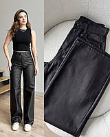 Матовые кожаные женские брюки прямого кроя на высокой талии с карманами на молнии с пуговицей черные 42-44