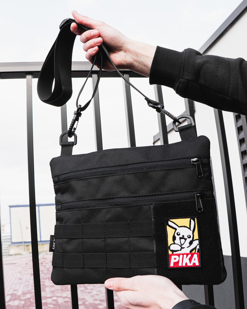 Чоловіча чорна сумка месенджер через плече Pika з патч панеллю та шевроном