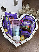 Подарунковий бокс цукерок на день народження дівчині Набір Milka із шоколадною пастою та печивом