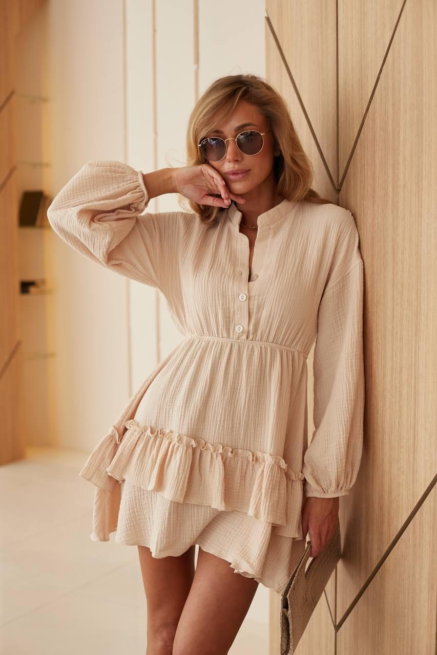 Повітряне літнє муслінове плаття-кльош з воланами на ґудзиках з довгими рукавами кольору беж, фото 1