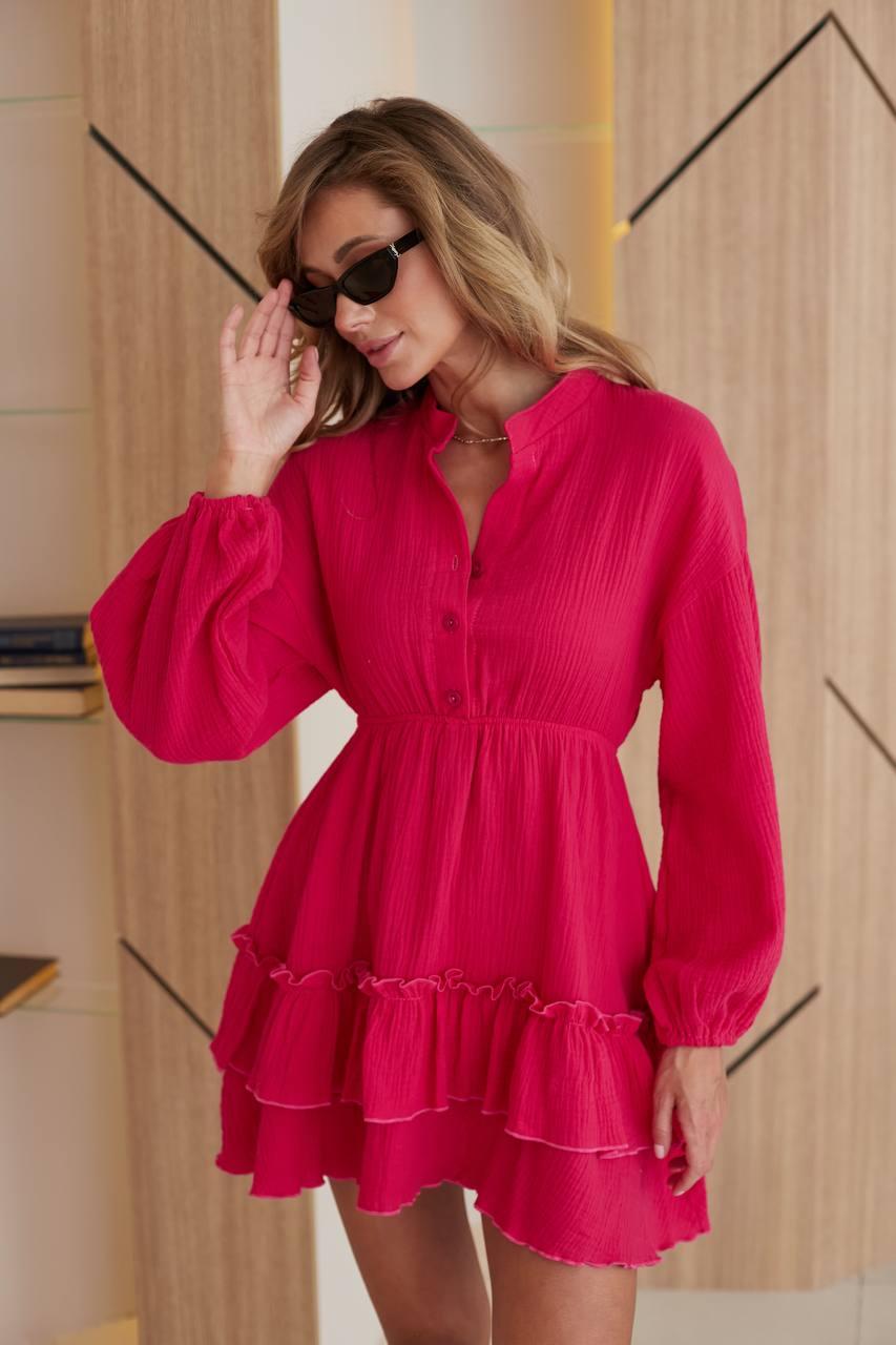 Повітряне літнє муслінове плаття-кльош з воланами на ґудзиках з довгими рукавами відтінку малина, фото 1