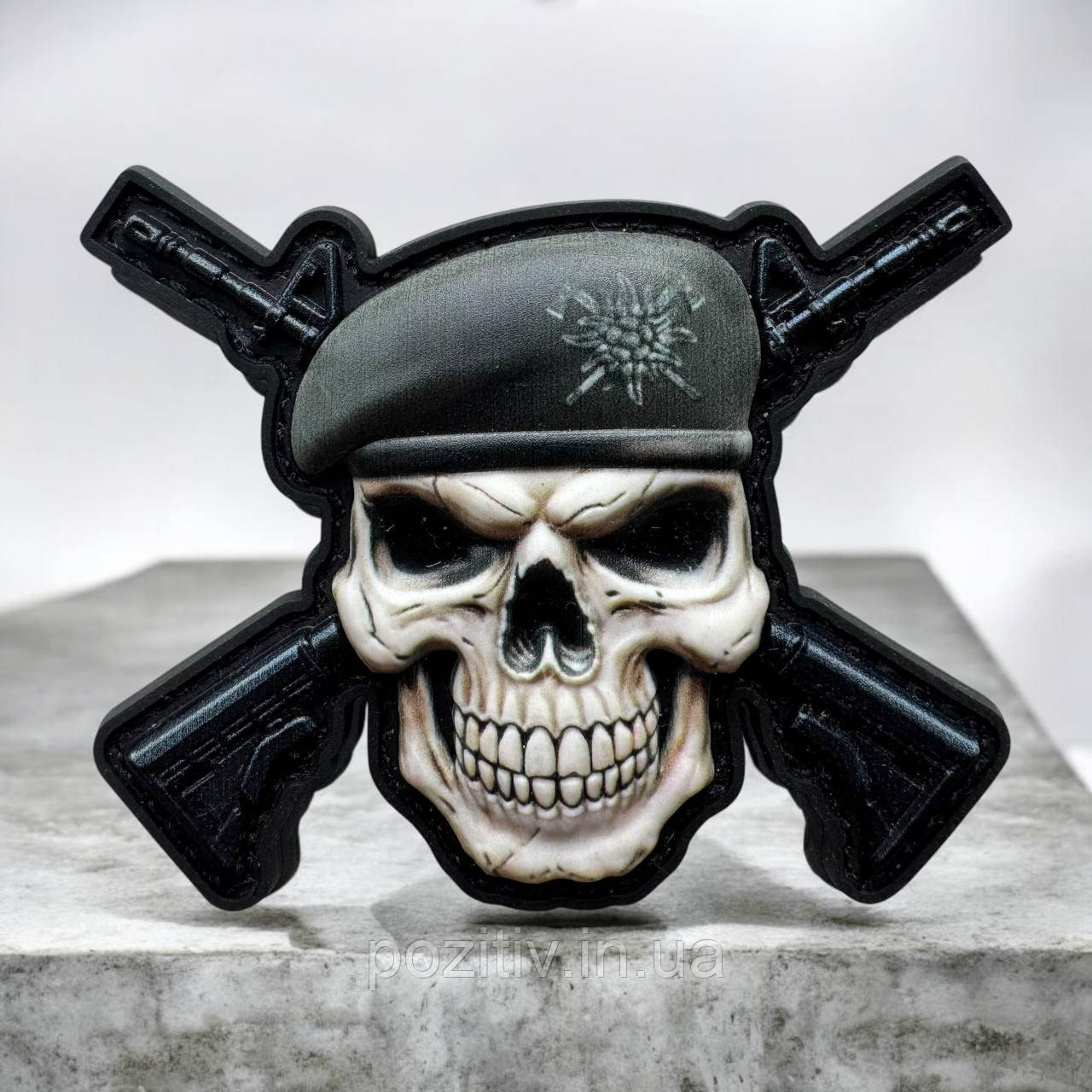 Шеврон Гірська пихота череп у береті з автоматами на липучці 3D ПВХ, фото 1