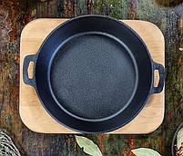 Універсальна чавунна сковорода жаровня діаметром 20 см з литими ручками кругла якісна жарівня майстерня з дерев'яною підставкою