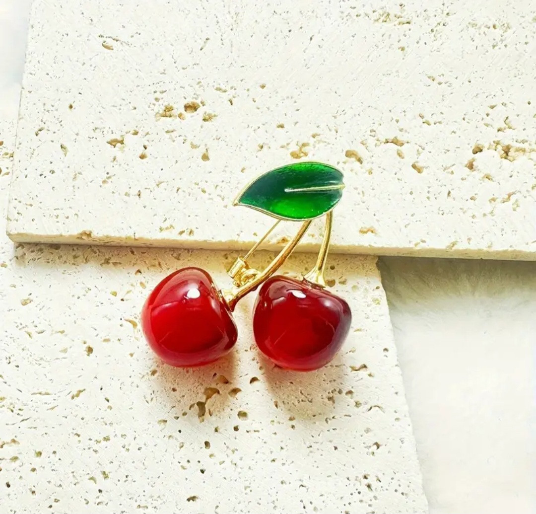 Брошка Вишеньки Розмір 46 мм × 32 мм