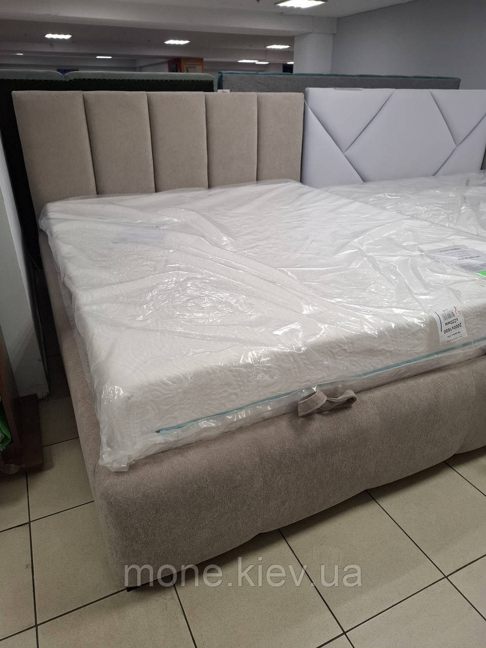 Ліжко в тканині Ajax 820 з підйомним механізмом Палермо L 018 сп.м.160/200см.