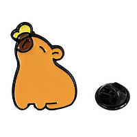 Брошка кліпса на чорній основі капібара з метеликом покрита кольоровою емаллю розмір виробу 30х20 мм