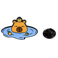 Брошка кліпса на чорній основі капібара у воді покрита кольоровою емаллю розмір виробу 30х20 мм