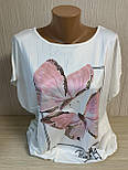 Оригінальна літня жіноча світла футболка з гарним принтом Метелики розмір 58, фото 2