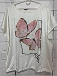 Оригінальна літня жіноча світла футболка з гарним принтом Метелики розмір 58, фото 7