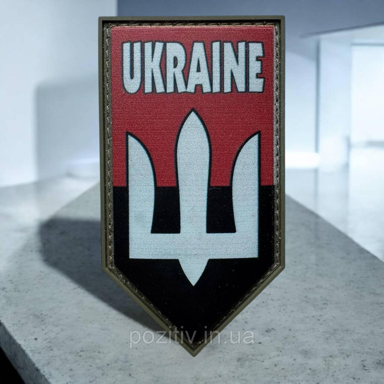 Шеврон гумовий на липучці Україна герб червоно-чорний пвх, фото 1