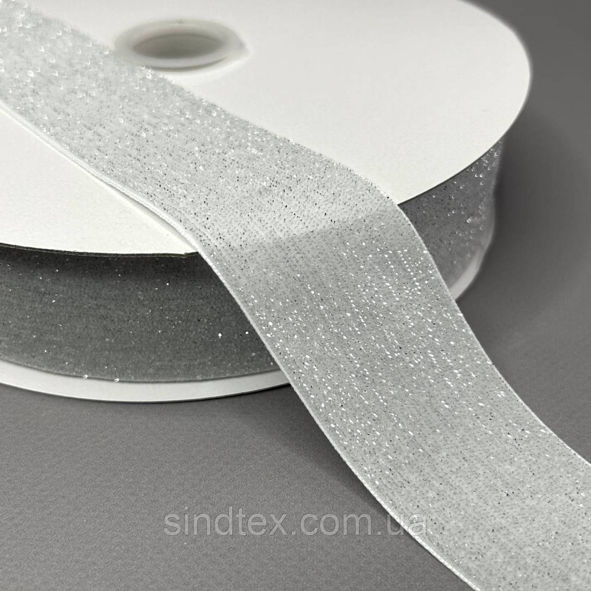 Оксамитова стрічка з люрексом срібло 4 см 22 м - білий