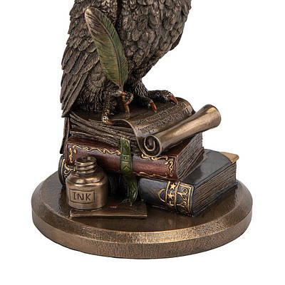 Статуэтка сова на книге Выпусник в академической шапочке