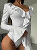 Біле красиве жіноче облягаюче базове боді із софту з рюшами та рукавами клеш, фото 3