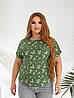 Жіноча легка літня з візерунком блузка-футболка з маленькими розрізами з боків, батал великі розміри, фото 8