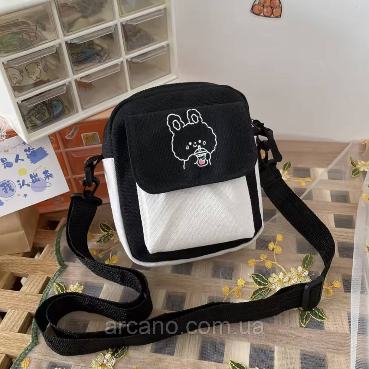 Міні сумка месенджер в корейському стилі k-pop/ стильна аніме кроссбоді з кроликом - фото 1 - id-p2567999392