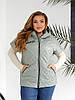 Жіноча стьобана жилетка безрукавка з капюшоном та кишенями на блискавках, утеплена силіконом, супер батал великі розміри, фото 6