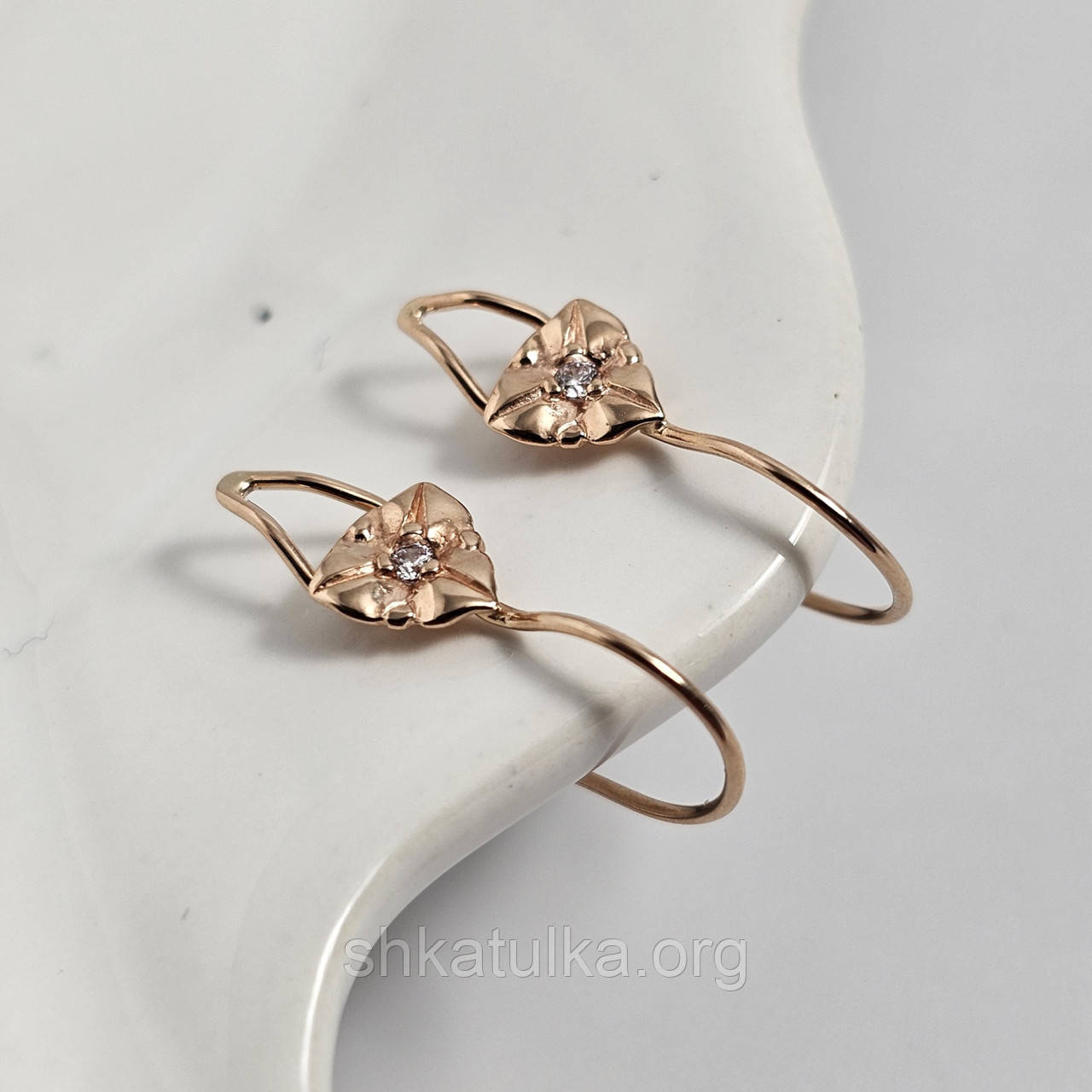 Сережки золоті з круглими білими фіанітами листочки 0.84