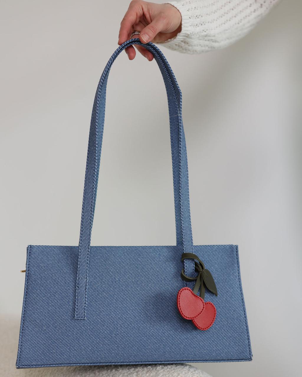 Жіноча сумка WeLassie з двома довгими ручками і брелоком у вигляді вишні синього кольору Луанна