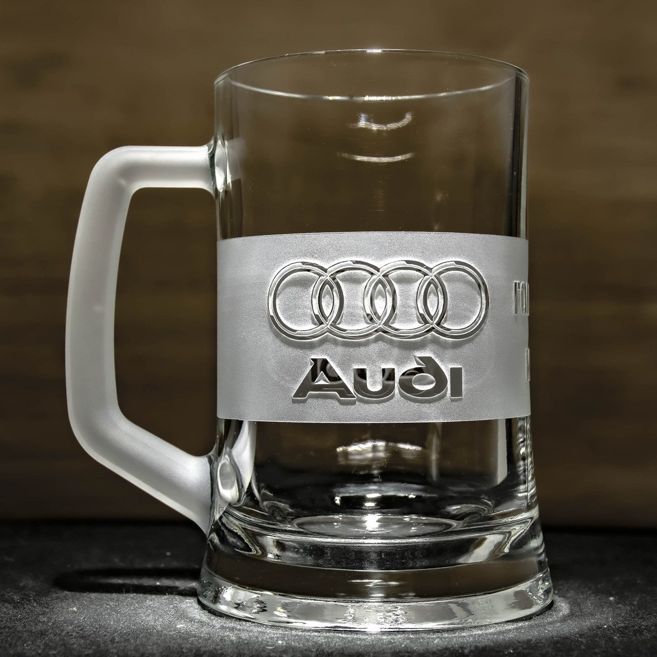 Пивний келих із гравіюванням Audi головного мозку з матовою ручкою — подарунок для завзятого шанувальника марки Audi