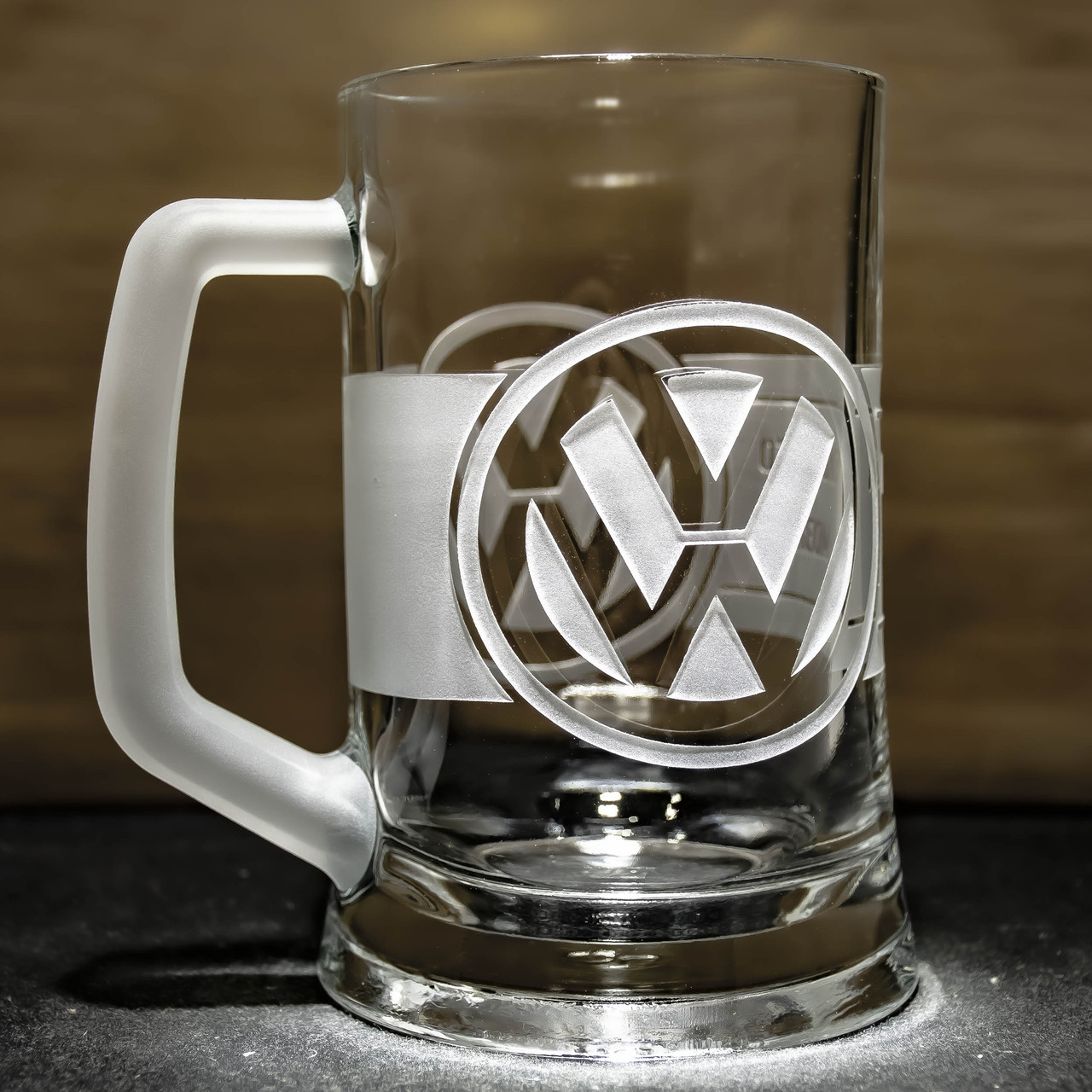 Пивний келих із гравіюванням Volkswagen головного мозку з матовою ручкою — подарунок для завзятого шанувальника марки Volkswagen