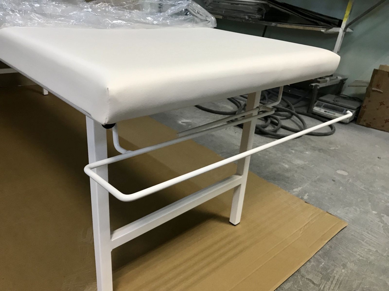 Тримач для рулонних одноразових простирадл АТОН