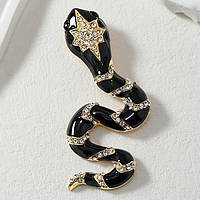 Брошка металева на золотистій основі змія з кристалами покрита кольоровою емаллю розмір виробу 95х45 мм