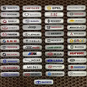 Металевий шильд з логотипом автомобіля 1 шт