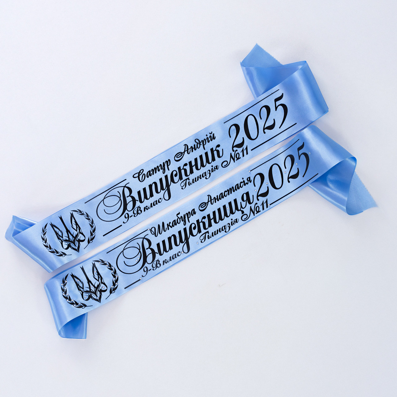 Ніжно блакитна стрічка випускник герб чорним нанесенням, фото 1