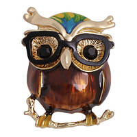 Брошка металева на золотистій основі сова на гілочці в окулярах покрита кольоровою емаллю розмір 35х25 мм