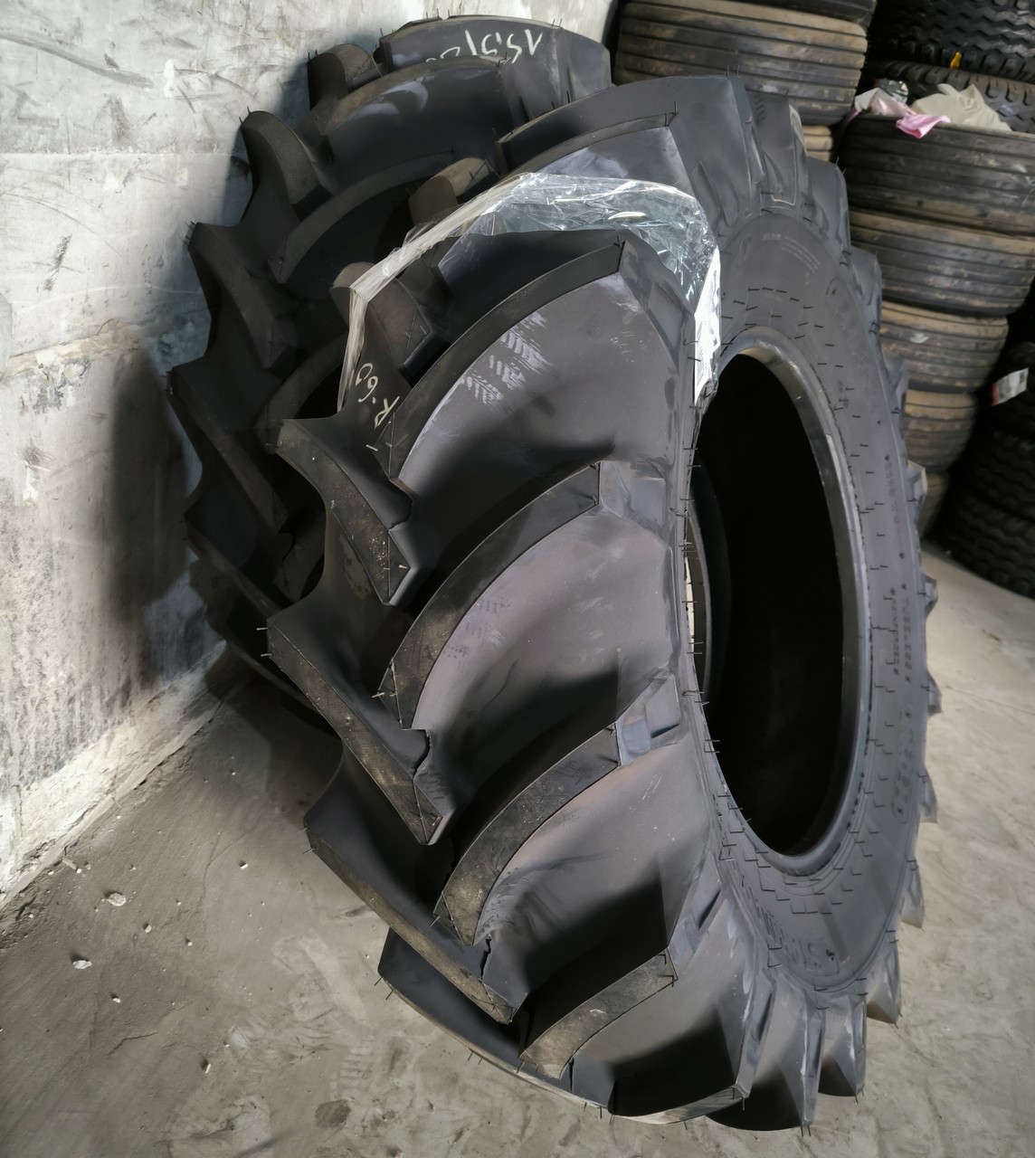 Шина 15.5/80-24 Starmaxx TR-60 16PR для телескопічного навантажувача JCB, фото 1