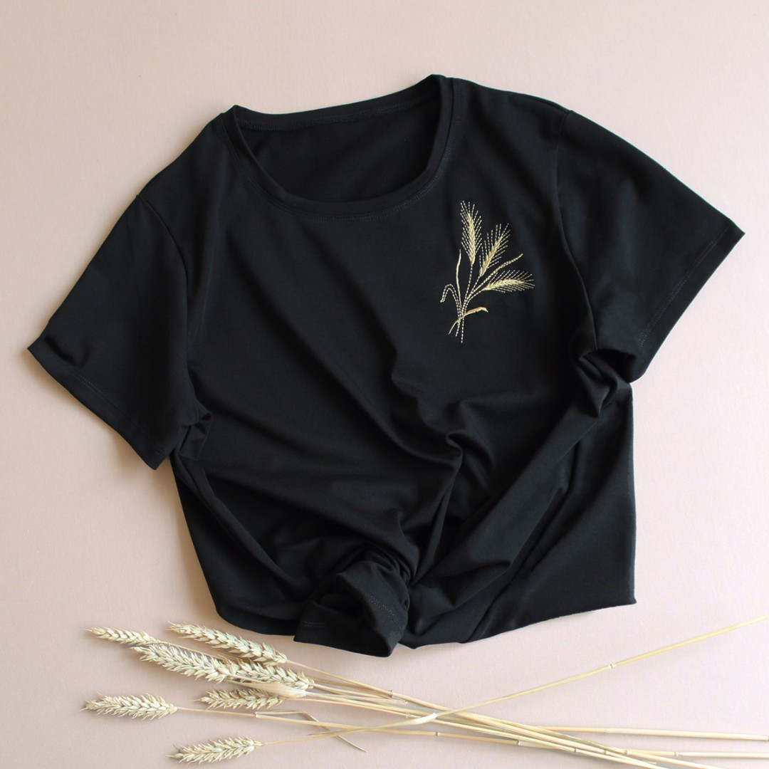 Жіноча футболка з вишивкою колосків чорна біла синя та інші кольори патріотична машинна розміри 42–60