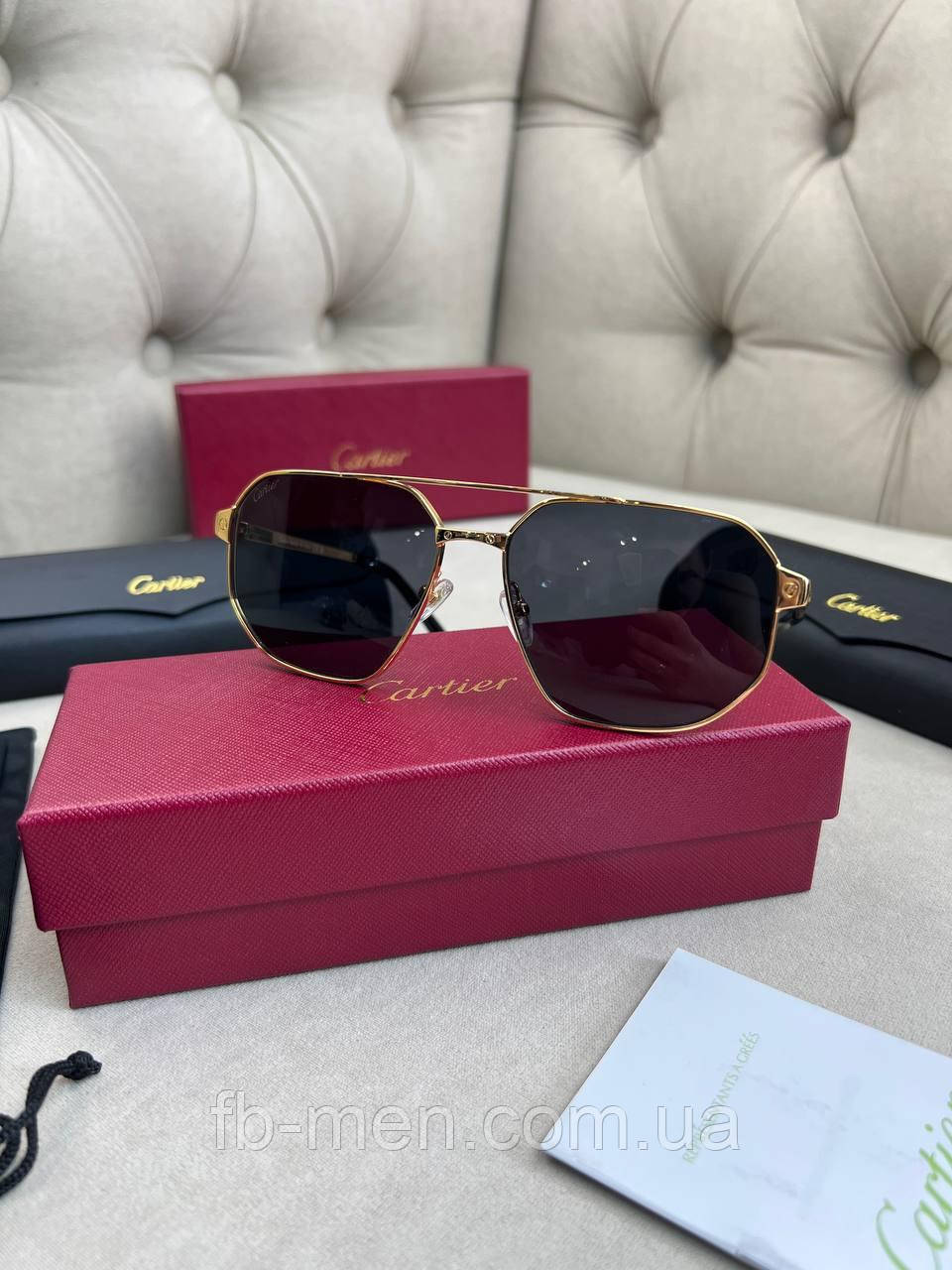 Сонцезахисні окуляри Cartier CT0462S у золотій оправі чорне скло