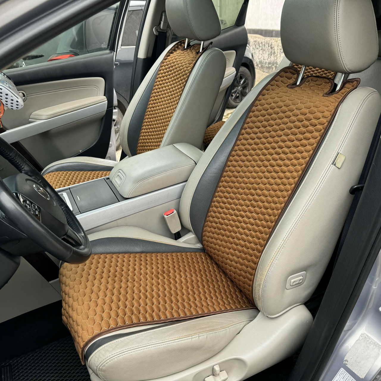 Накидки на сидіння з Алькантари люкс (штучної замші), Коричневі з білою ниткою плоскі стільники, Стандарт. Передній комплект