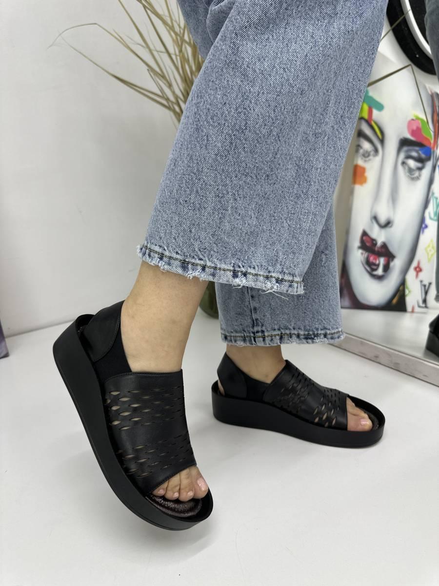 Жіночі босоніжки 4Shoes 08764 Black чорні на танкетці 37