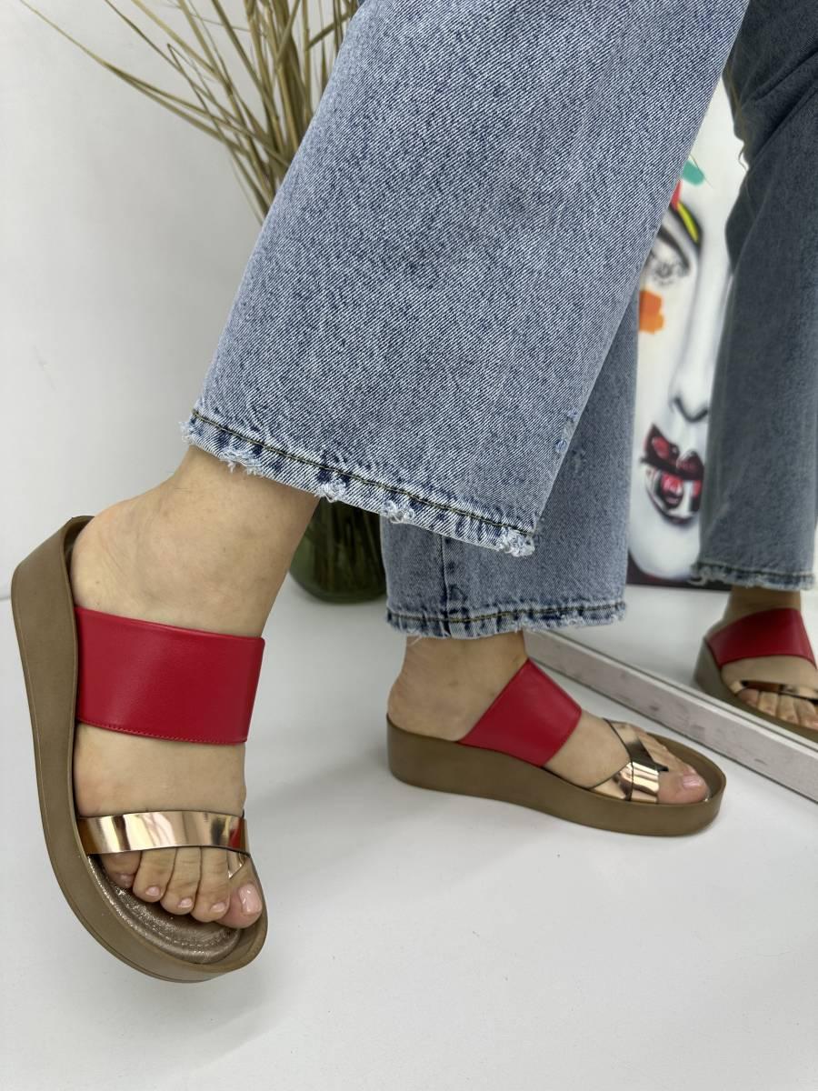 Шльопанці жіночі 4Shoes 08761-red шкіряні червоні на платформі
