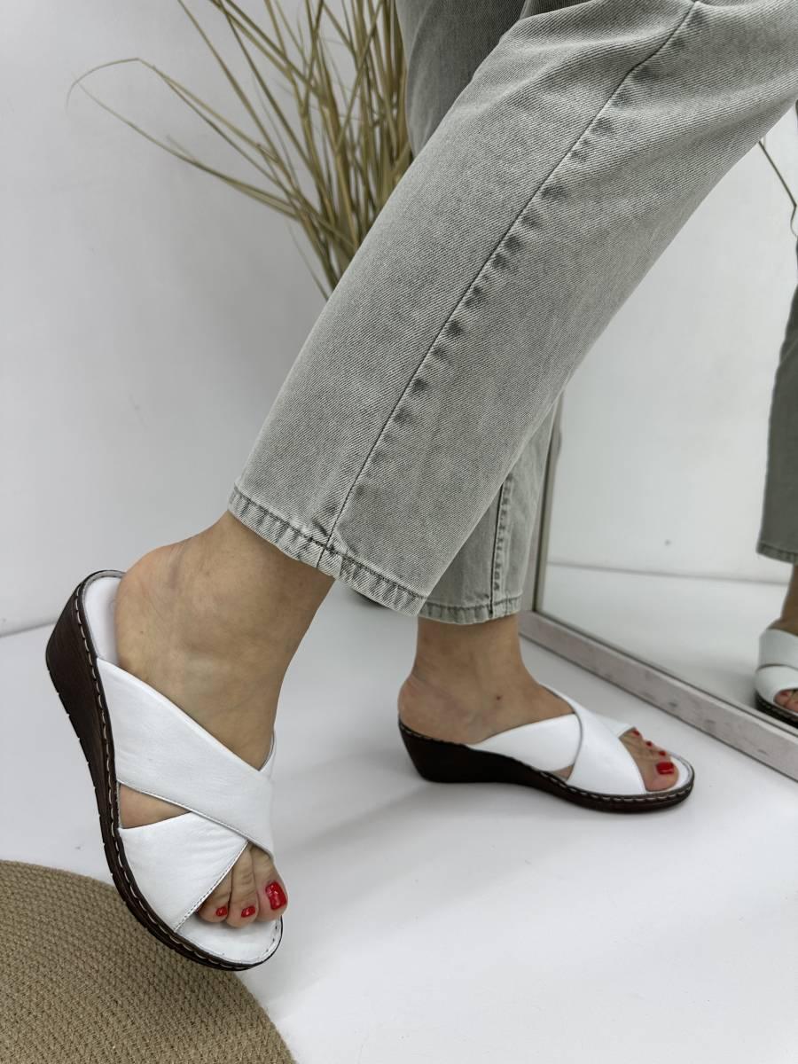 Шлепанці жіночі Aras Shoes 245-beyaz шкіряні білі