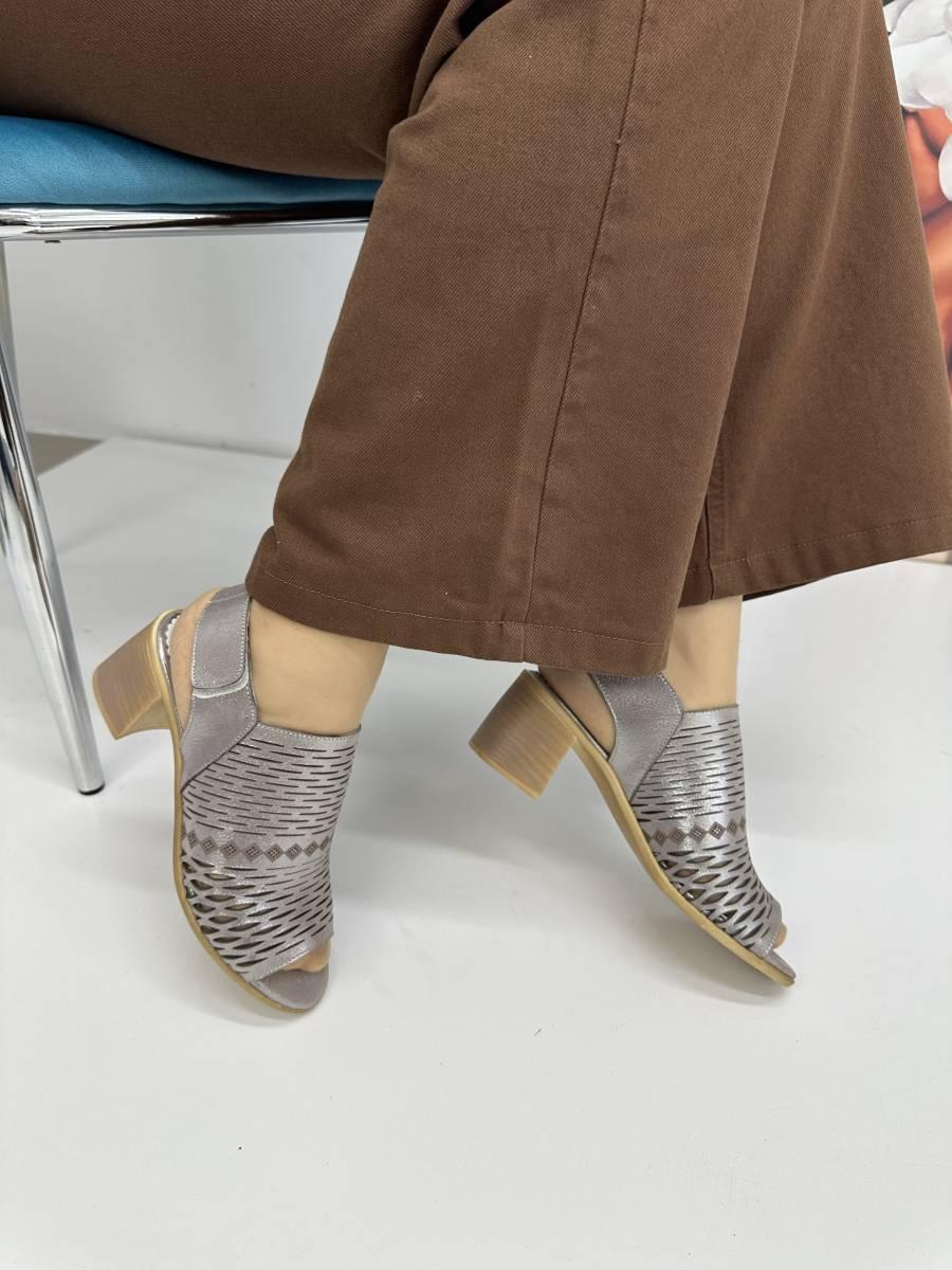 Босоніжки жіночі на стійкому підборі ArasShoes 039-vison шкіряні з перфорацією 37
