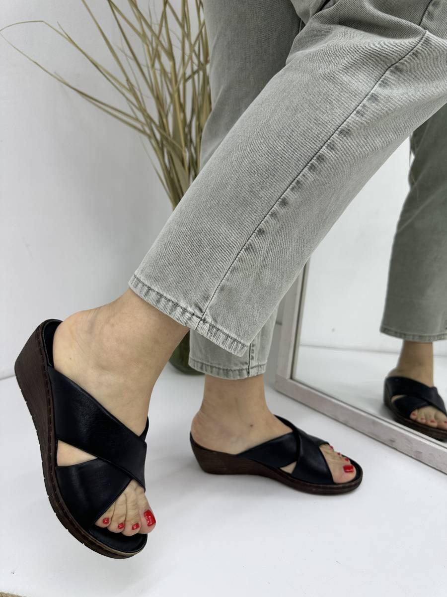 Шльопанці жіночі Aras Shoes 245-black шкіряні на танкетці