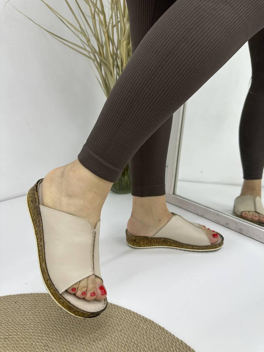 Шльопанці жіночі Izderi 713-beige шкіряні на танкетці