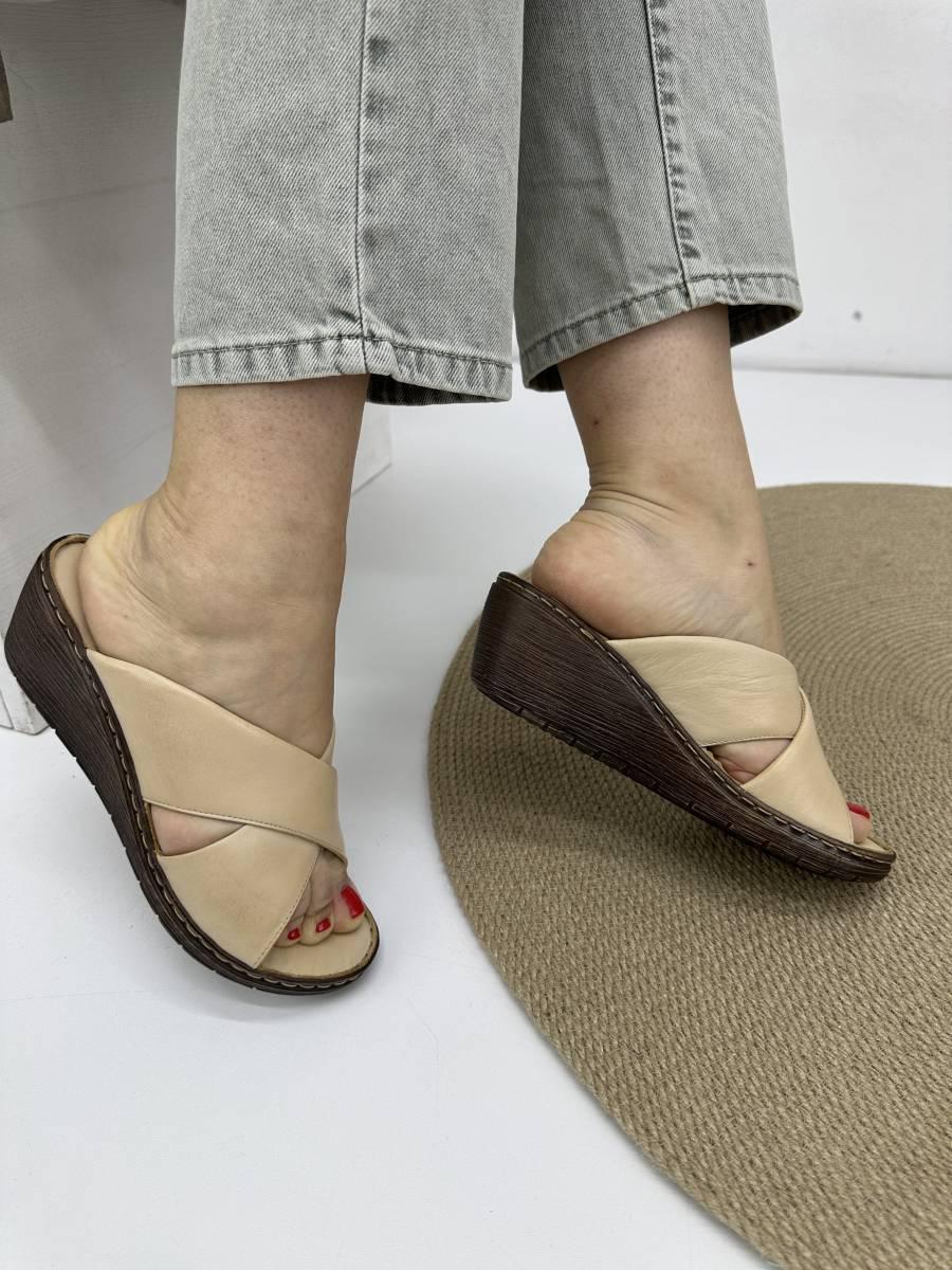 Шльопанці жіночі Aras Shoes 245-beje шкіряні бежеві на танкетці