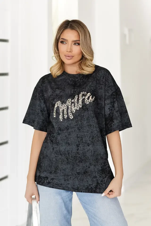 Чорна жіноча літня футболка з написом на грудях