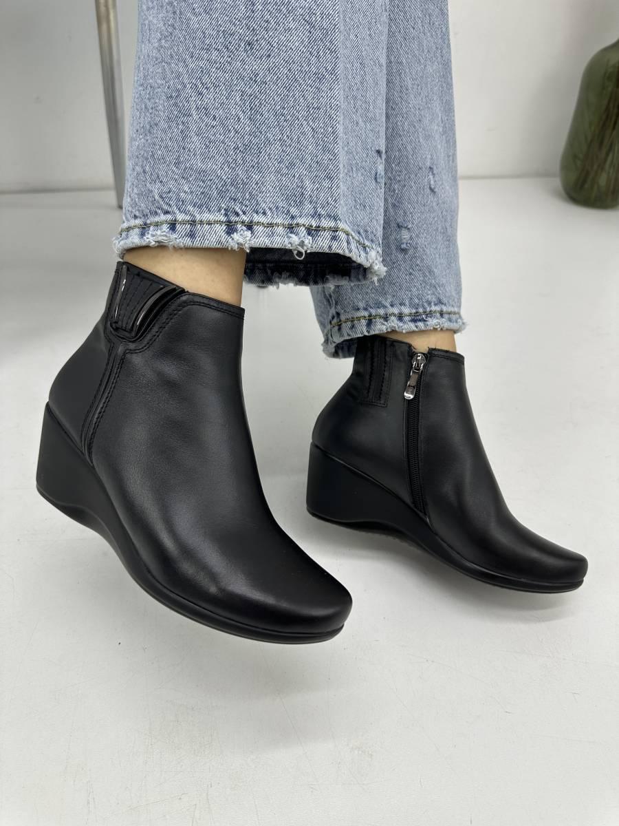 Жіночі черевики Battine B453 у чорній шкірі на танкетці 37, фото 1